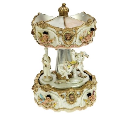 CL50231124  Carrousel en résine nacré décorée anges et tête de lion couleur or blanc nacré et rose 25,90 €