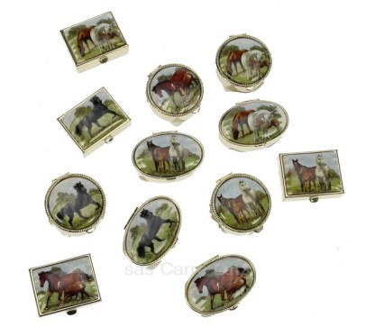 Boite à pillule décor chevaux forme ovale ronde ou carré décor suivant arrivage en métal et porcelaine