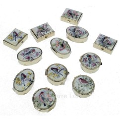 CL85004013  Boite à pillule décor oiseaux forme ovale ronde ou carré décor suivant arrivage en métal et porcelaine 4,60 €