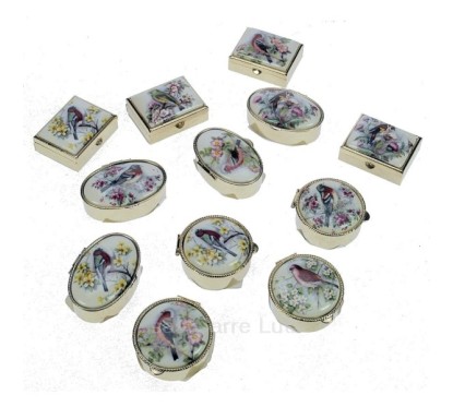 Boite à pillule décor oiseaux forme ovale ronde ou carré décor suivant arrivage en métal et porcelaine