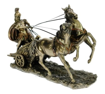 CL88000021  Sculpture en résine et poudre de bronze Char Romain hauteur 17 cm 91,30 €